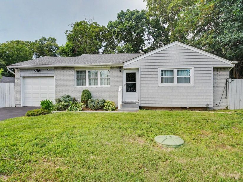 32 Lake Place, Wyandanch NY 11798