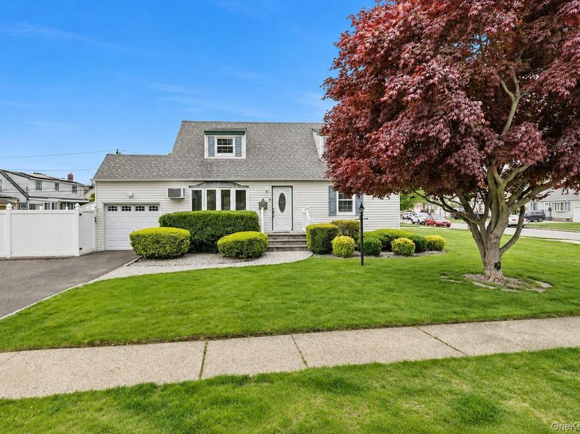 2 Dorset Lane, Farmingdale NY 11735