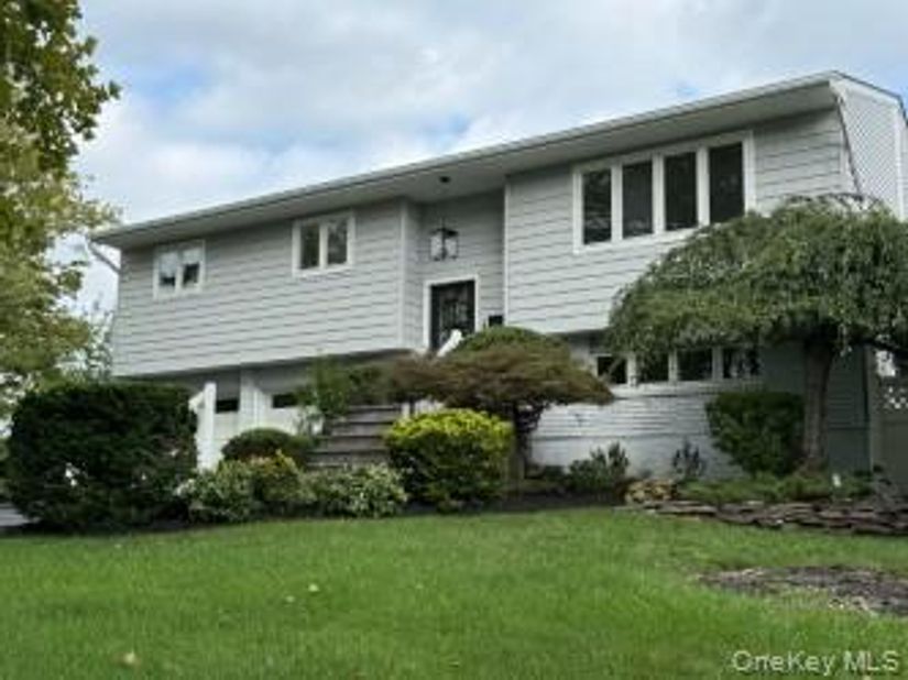 6 Oatley Place, Commack NY 11725