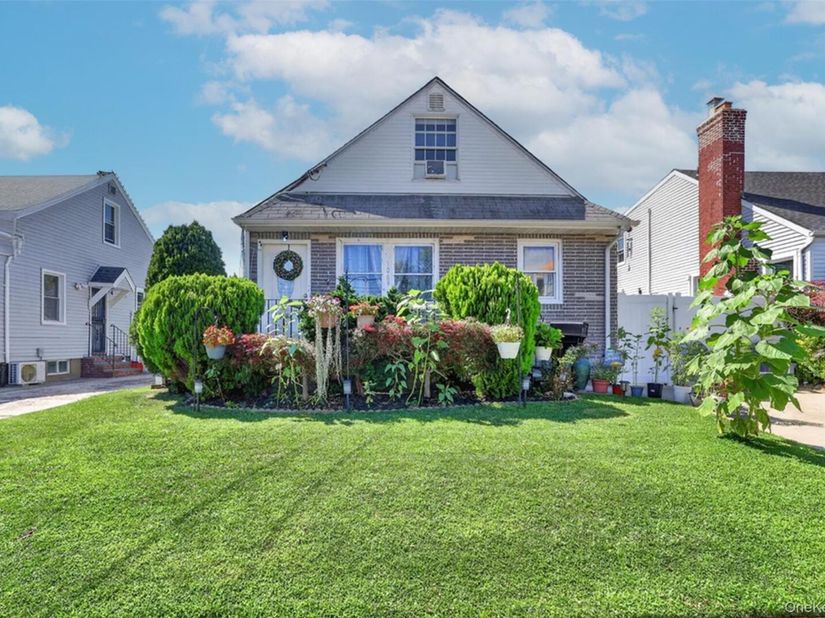 1069 Phoebe Street, Franklin Square NY 11010