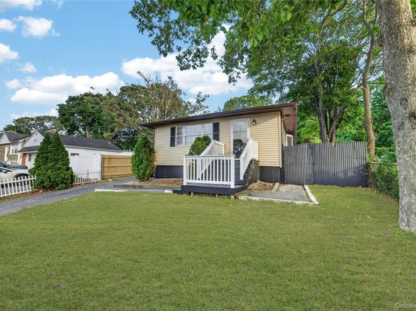 28 Roslyn Avenue, Selden NY 11784