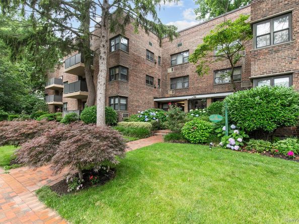 35 Knightsbridge Road 2B, Great Neck NY 11021