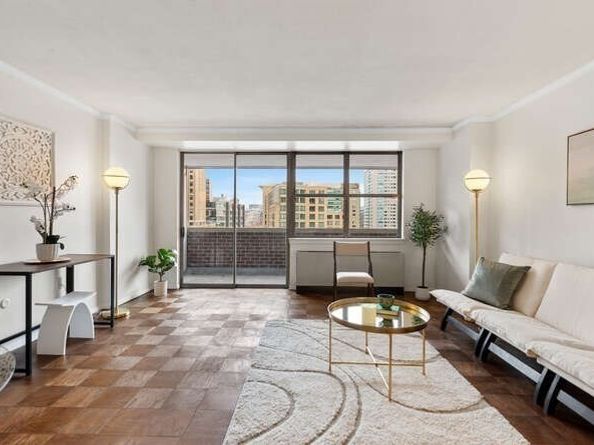 2 Hawthorne Pl 8C, Boston MA 02114