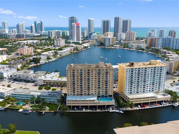 427 Golden Isles Dr 8A, Hallandale Beach FL 33009