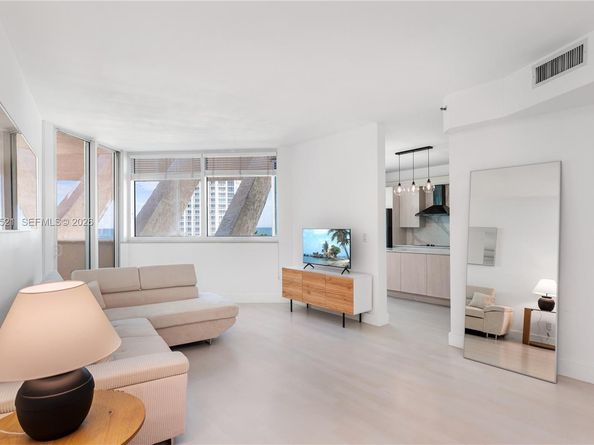 300 S Pointe Dr 907, Miami Beach FL 33139