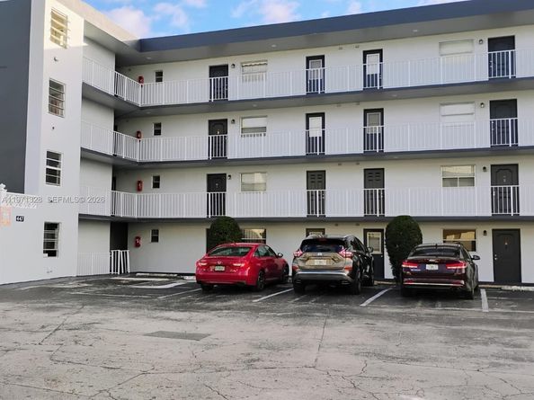 447 NE 195th St 414, Miami FL 33179