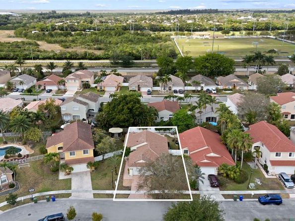 334 SW 194th Ave, Pembroke Pines FL 33029