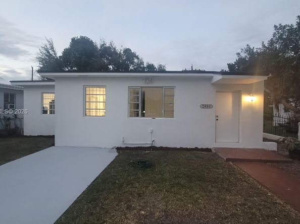 2951 NW 49th St, Miami FL 33142