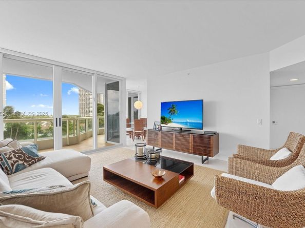 21055 Yacht Club Dr 802, Aventura FL 33180