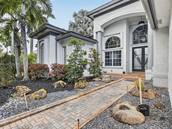 10161 N Lake Vista Cir, Davie FL 33328