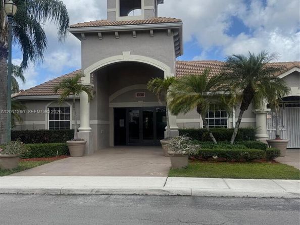 5065 Wiles Rd 103, Coconut Creek FL 33073