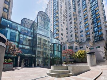 1 Daniel Burnham Court