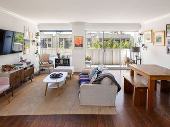 7135 Hollywood Boulevard