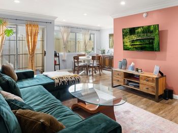 525 N Sycamore Avenue