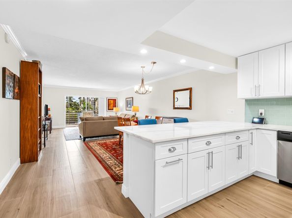 3050 NE 16th Ave 202, Oakland Park FL 33334