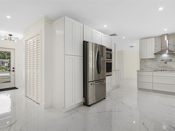 5900 SW 17th St, Plantation FL 33317