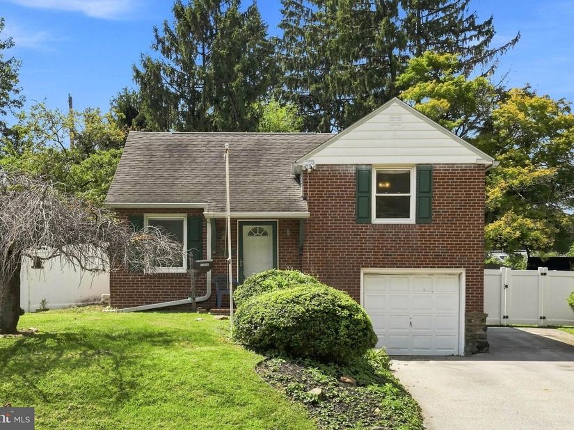 20 N Malin Road, Broomall PA 19008