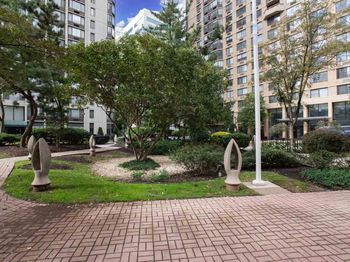 45 River Dr South