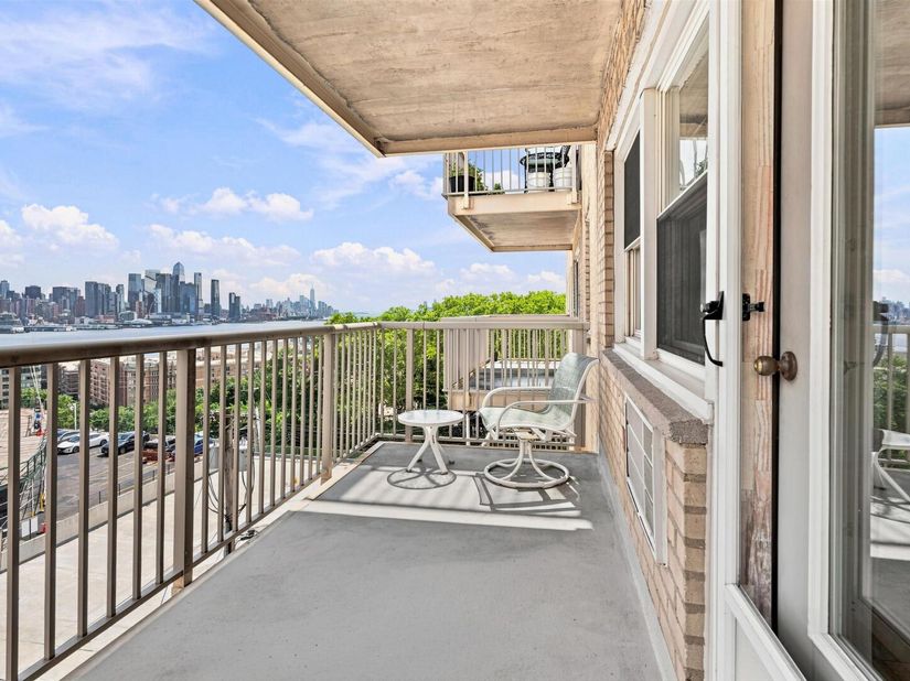 6010 Blvd East 64, West New York NJ 07093
