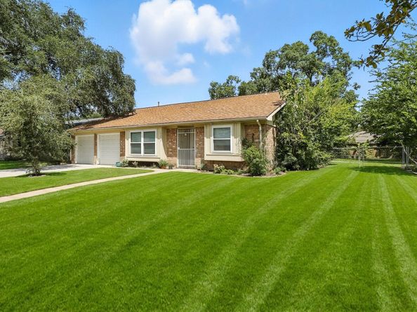 15222 E Hutchinson Circle, Houston TX 77071