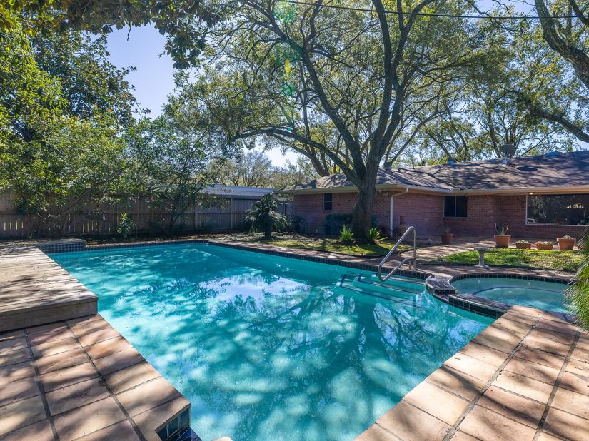 5238 Loch Lomond Drive, Houston TX 77096