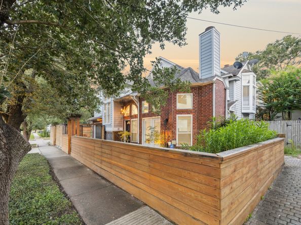 220 E 8th Street, Houston TX 77007