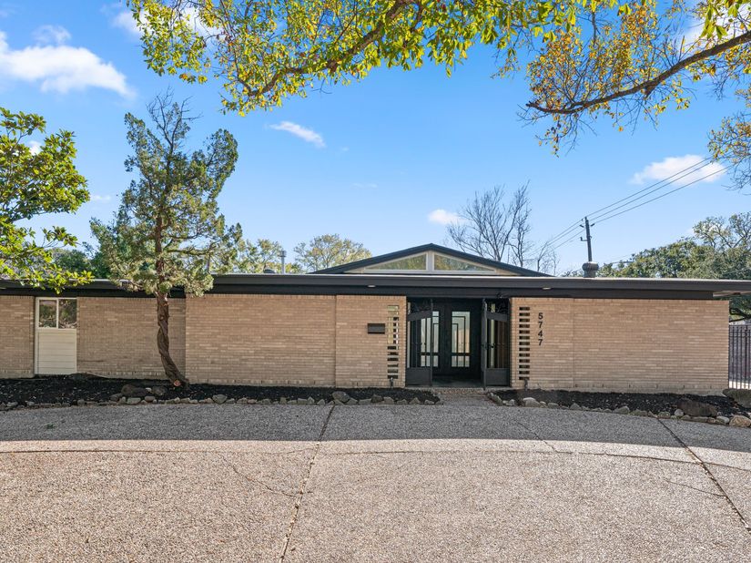 5747 Jackwood Street, Houston TX 77096