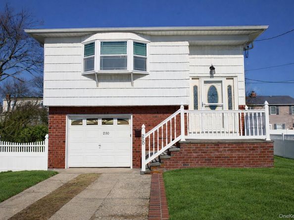250 Wyona Avenue, Lindenhurst NY 11757