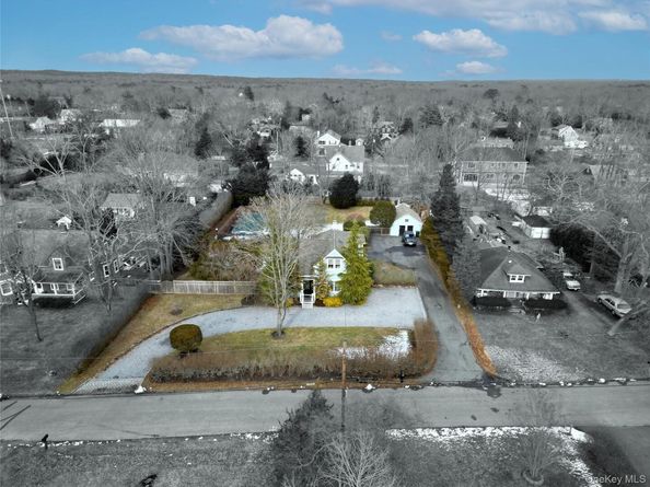 15 Walnut Avenue, East Quogue NY 11942
