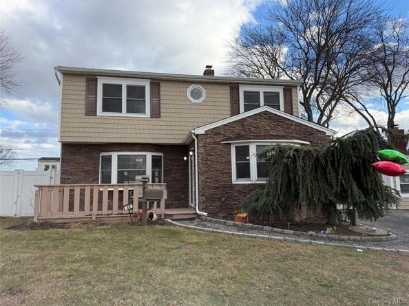 63 Anchor Lane, Levittown NY 11756