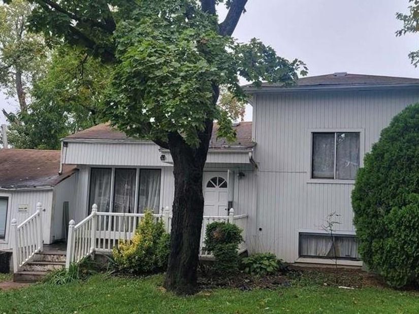 32 Duke Street, Deer Park NY 11729