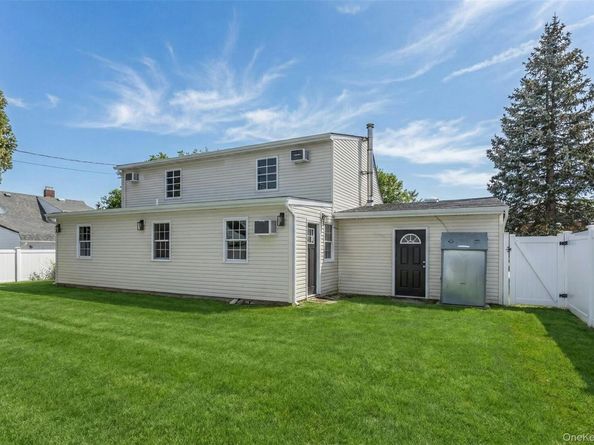 25 Turn Lane, Levittown NY 11756