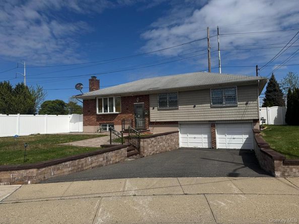 12 Hilton Court, Hicksville NY 11801