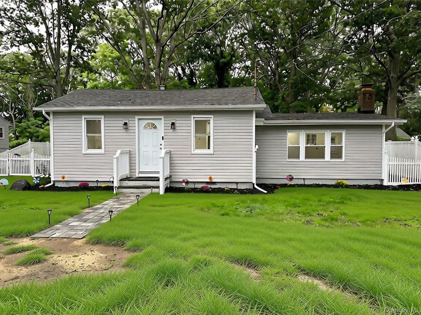 10 Barclay Road, Mastic Beach NY 11951