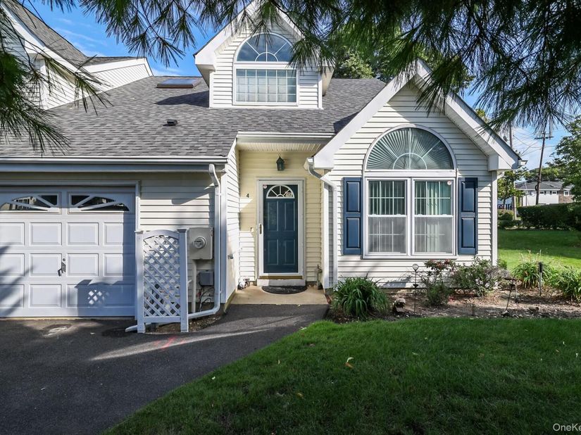 4 Joyces Way, Bay Shore NY 11706