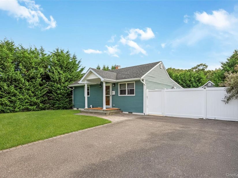 28 Academy Lane, Oakdale NY 11769