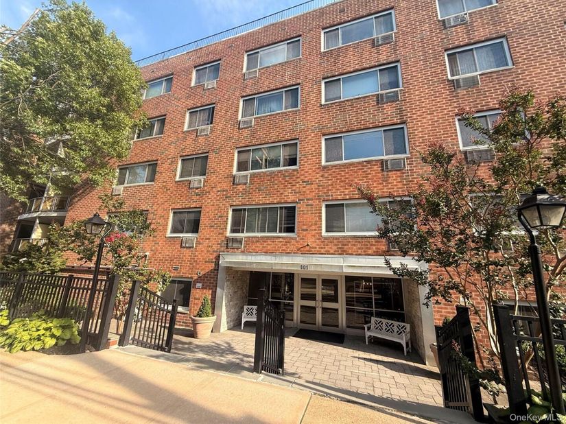 101 Clinton Avenue 3H, Mineola NY 11501
