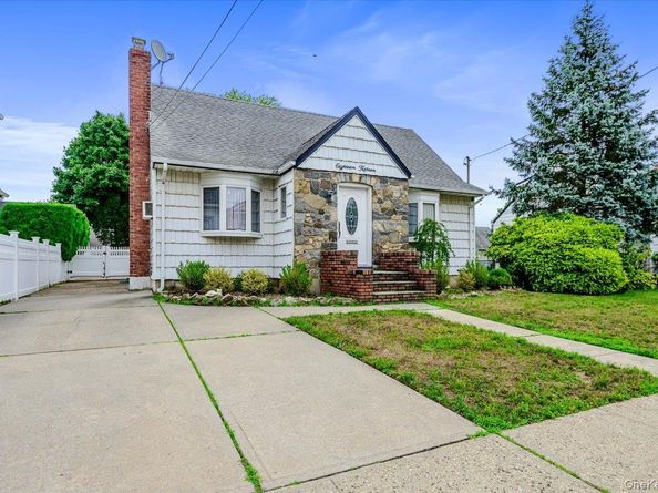 1815 Meadowbrook Road, Merrick NY 11566