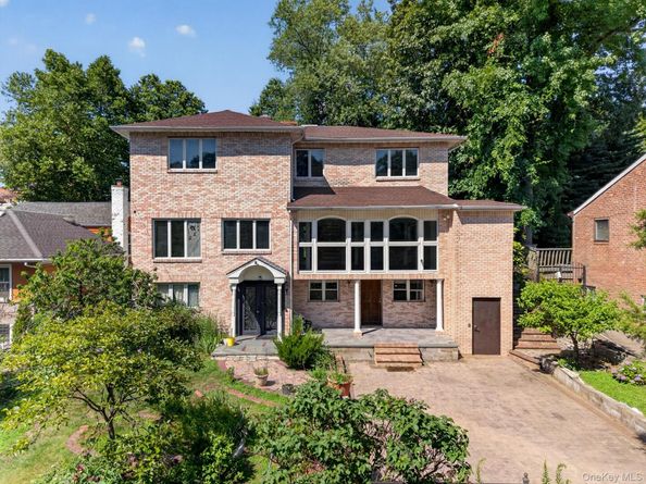 71-57 Douglaston Parkway, Little Neck NY 11362