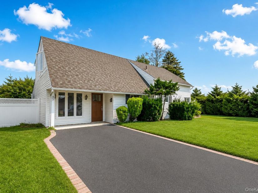 85 Twin Lane N, Wantagh NY 11793