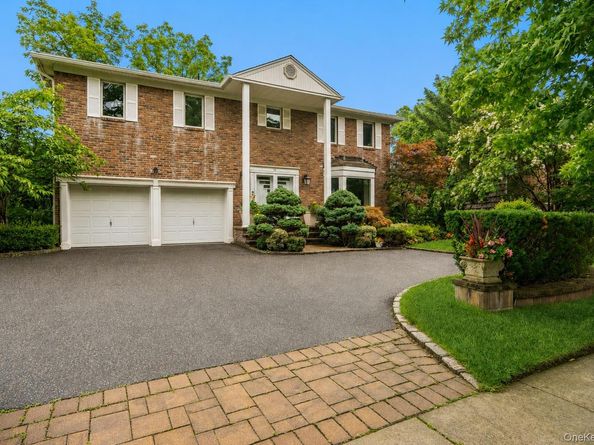 15 Hunt Court, Roslyn NY 11576