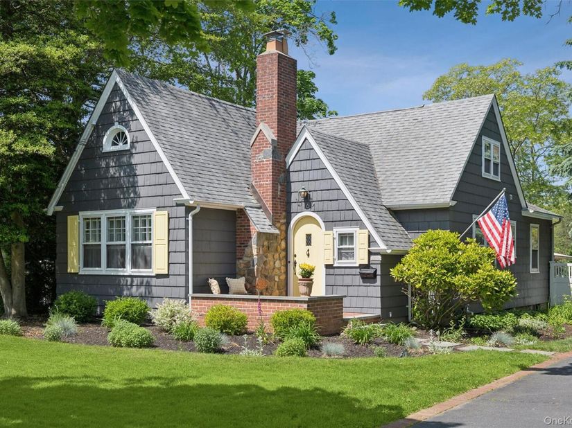 16 Union Avenue, Center Moriches NY 11934