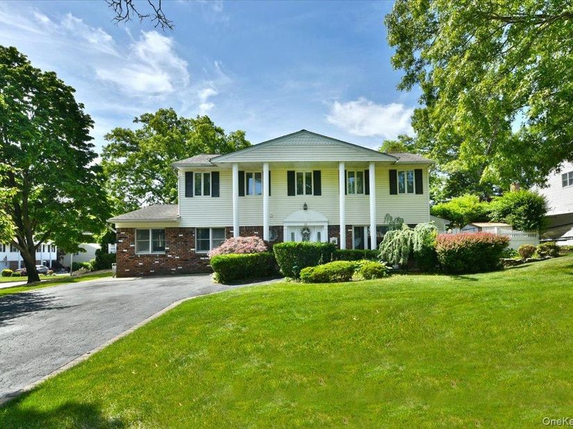 22 Chatham Road, Commack NY 11725