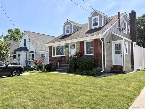 135 Barwick Boulevard, Mineola NY 11501