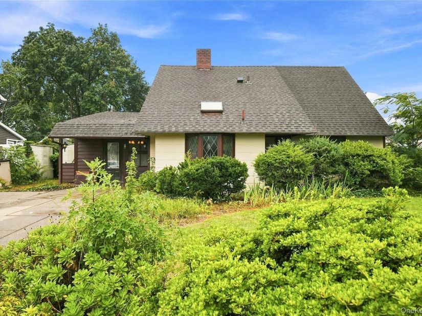 75 Weaving Lane, Wantagh NY 11793