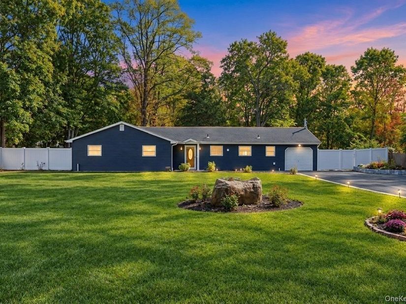 7 Thomas Street, Coram NY 11727