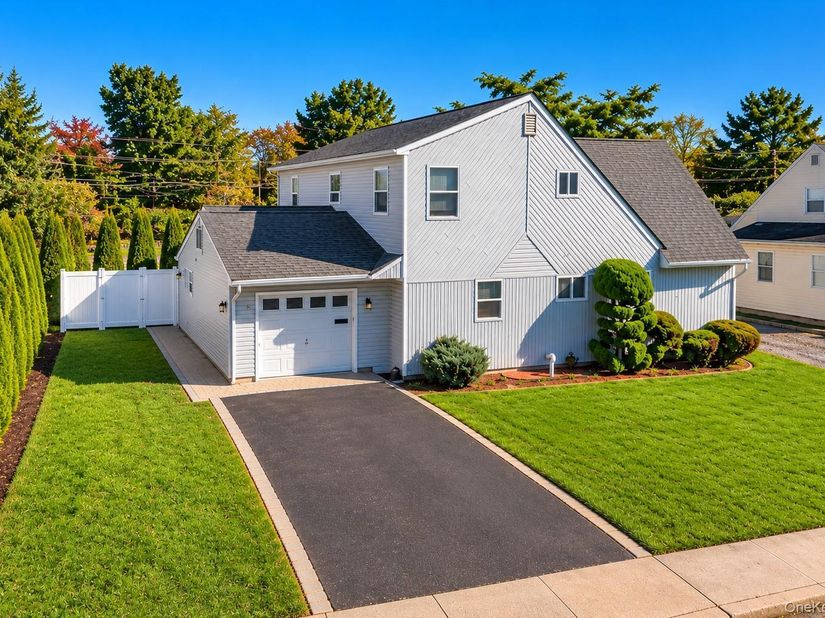 148 Kingfisher Road, Levittown NY 11756