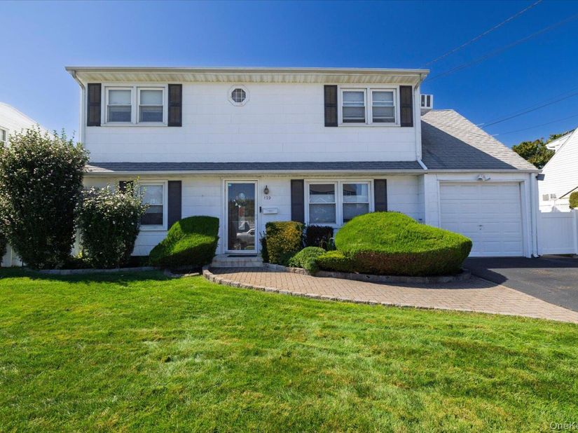 129 Arlyn Drive W, Massapequa NY 11758