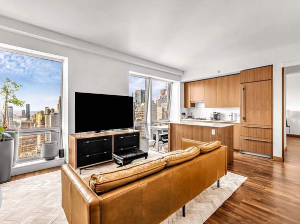 400 Fifth Avenue 42G, New York NY 10018