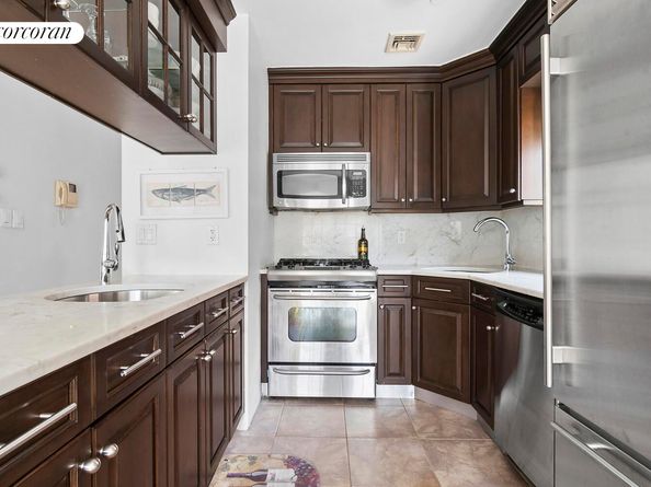 734 East 5th Street 3R, Brooklyn NY 11218